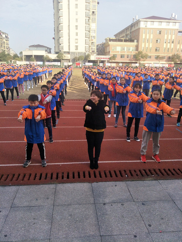 王桂红校长与学生共同学习武术操，并赞叹“强身健体刻不容缓”_副本.jpg